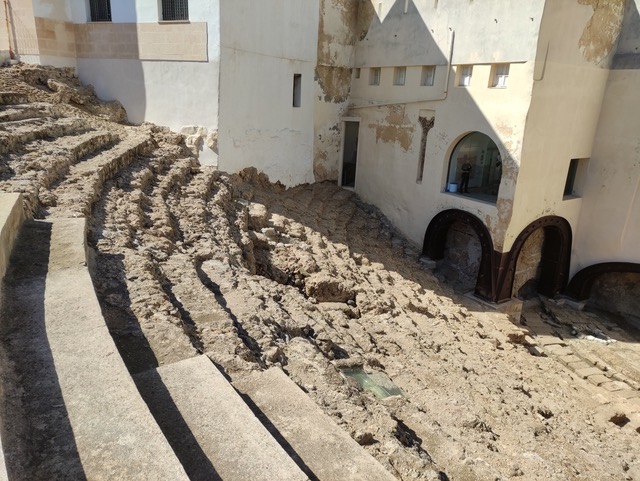 A 2000-year-old Roman theatre emerges out of a Medieval neighbourhood. Photo © Karethe Linaae